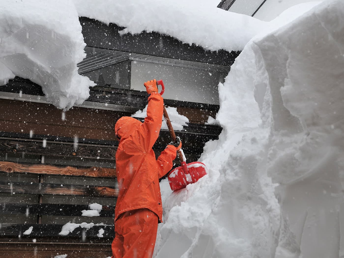 雪庇のトラブル 雪下ろし